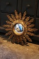 Dekorativt , 
gammelt fransk 
solspejl i 
forgyldt træ 
med en rigtig 
fin patina. 
Dia.: 49cm. 
Spejl ...