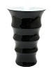 Holmegaard, 
Karen Blixen 
sort vase 
mellem. 
Designet af 
Anja Kjær fra 
2000. Vasens 
form er ...