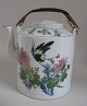 Kinesisk the 
kande i hvidt 
porcelæn, 20. 
årh. Med 
polykrom 
dekoration i 
form af fugle, 
buske og ...