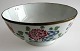 Famille Rose 
bowle, 19. årh. 
Kina. 
Flerfarvet 
emaljemaleri 
med 
strøblomster og 
kantdekortion. 
...