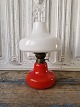 Holmegaard 
Oline 
petroleumslampe 
i rødt glas med 
hvis skærm i 
opalglas 
Højde 35 cm.