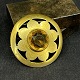 Diameter 5 cm.
Stor gylden 
broche fra 1800 
tallets 
slutning.
Den er 
udskåret som en 
blomst ...