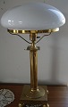 Skivebordlampe 
eller bordlampe 
i messing fra 
1930'erne med 
mælkehvid 
glasskærm og på 
kvadratisk ...