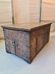 Kiste i massivt 
fyrretræ, fra 
1860erne.
Den har 
patina.
Højde 61cm 
Bredde 137cm 
Dybde 62cm