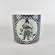 Urtepotteskjuler 
af keramik med 
det klassiske 
sort/hvide 
mønster og 
derudover 
dekoreret med 
en ...