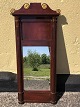 Older mirror in 
mahogany veneer 
frame. Some 
age-related 
signs of use. 
Dimensions: 
91x40 cm