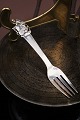 Gammel 
barnegaffel i 
sølv med motiv 
af H. C. 
Andersens 
eventur 
"Fyrtøjet" 
Længde : 
14,8cm. Vægt: 
...