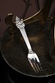 Gammel 
barnegaffel i 
sølv med motiv 
af H. C. 
Andersens 
eventur 
"Prinsessen på 
ærten" Længde : 
...