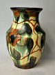 Dansk keramiker 
(20. årh): 
Vase. Glaseret 
lertøj. Med 
glasurer i 
grønt, brunt, 
lys og grønt. 
...