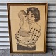 Indrammet print 
med motiv af 
kvinde med barn 
på armen
Kunstner 
Sikker Hansen
Fremstår med 
...