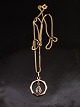 8 carat gold 
pendant D. 1.6 
cm. with 
aquamarine and 
8 carat gold 
chain 42 cm. 
subject no. 
583030