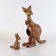 Et sæt med to 
figurer i 
glaseret 
keramik med 
motiv af 
kænguru med 
unge fra serien 
stora Zoo år 
...