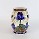 Vase i fajance 
med motiv af 
blå tulipaner 
på abstrakt 
baggrundsmønster 
nr. 607/410
Producent ...