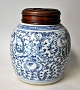 Kinesisk 
blå/hvid bojan, 
19. årh. Med 
håndmalede 
mønstre. H.: 17 
cm. Med 
trælåg. 
Perfekt stand!