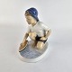 Kgl. håndmalet 
figur af 
porcelæn, 
forestiller en 
dreng som leger 
med et skib. 
Nr. ...