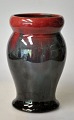 Michael 
Andersen & Søn, 
vase, 20. årh. 
Danmark. Glasur 
i rød, grøn og 
sort. 
Ustemplet. H: 
14 cm. ...