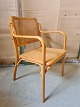 Armstol i 
bøgetræ med 
rørflets sæde, 
fra 1990erne.
Den har små 
brugsspor.
Ryghøjde 83cm 
...