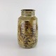 Vase i glaseret 
keramik med 
abstrakt motiv
Formgiver 
Ukendt
Fremstår med 
minimalt nøk 
samt ...