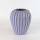 Rillet vase i 
lilla glaseret 
keramik nr. 
12/1
Producent 
Eslau
Fremstår med 
indvendige ...