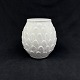 Højde 16 cm.
Flot hvid vase 
med dekoreret 
yderside 
yderside fra L. 
Hjorth.
Dekorationen 
...