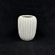 Højde 12 cm.
Vase fra Eslau 
dekoreret med 
hvid glasur på 
det kannelerede 
korpus.
Den er i ...