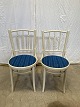 2 hvidmalede 
stole med blåt 
betræk.
Højde: 88cm 
Bredde: 45cm 
Dybde 41 
Sædehøjde: 47cm