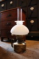 Gammel 
petroleumslampe 
i messing med 
hvid opalglas 
lampeskærm.
Petroleumslampen 
er i original 
...