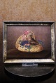 Dekorativt 
lille 1800 tals 
maleri ( malet 
på træ ) med 
motiv af små 
påskehare 
siddende i en 
...