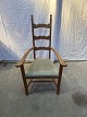 Armstol i 
massiv egetræ 
og polstret 
sæde. Trænger 
til 
ompolstring.
Højde: 115 cm. 
Bredde: 65 ...