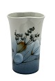 Royal 
Copenhagen 
Celeste lyseblå 
porcelæn med 
blomstermotiv. 
Designet af 
Ellen Malmer. 
Vase. Nr. ...