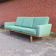 Tre personers 
sofa model GE 
236 med stel i 
egetræ og 
koldskumshynder 
betrukket med 
søgrøn ...