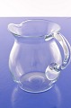 Holmegaard 
glasværk, fin 
lille glaskande 
med påsat hank, 
kuglet bund. 
Højde 14 cm. 
Rummål 850 ...