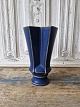 B&G kantet 
stentøjs vase i 
blå glasur af 
Lisa Engqvist 
No. 5819, 1. 
sortering
Højde 22,5 cm.