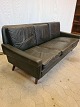 Lædersofa fra 
1960erne.
Den har en del 
brugsspor.
Ryghøjde 75cm 
Bredd 182cm 
Dybde 71cm ...