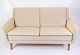 Den 
to-personers 
DUX sofa i lyst 
uld, designet 
af Folke 
Ohlsson og 
produceret af 
Fritz Hansen, 
...