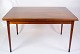 Dette spisebord 
med udtræk, 
fremstillet af 
teak og 
designet i 
1960'erne, er 
et smukt 
eksempel på ...