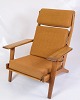 Denne lænestol, 
model GE290A 
med høj ryg, 
designet af 
Hans J. Wegner 
og fremstillet 
af Getama i ...