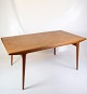 Dette spisebord 
i teak med 
udtræk, 
designet af 
Johannes 
Andersen og 
fremstillet af 
Uldum ...