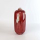 Cylinderformet 
vase i 
rødglaseret 
stentøj med 
smal åbning
Formgiver 
ukendt
Fremstår med 
...