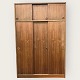 Trefløjet klædeskab i teakfiner fra 1960'erne, Mål: HxBxD 225x149x60cm *Lille fejl nederst på ...