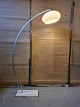 Standerlampe i 
metal med 
marmorfod og 
plastskærm, fra 
1990erne.
Den har 
brugsspor.
Højde 190cm 
...
