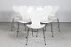Arne Jacobsen 
(1902-1971)
Sæt på 6 stk. 
7'er 
stabelstole  
nr. 3107
med 
hvidlakerede 
sæder og ...