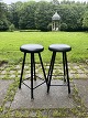 Dansk 
produceret par 
barstole m. 
stel af 
sortmalet metal 
samt sæde 
betrukket med 
sort læder. ...