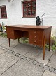 Dansk design 
fritstående 
skrivebord 
udført i 
fineret teaktræ 
med ben i 
egetræ 
produceret 
omkring ...