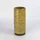 Dansk 
cylinderformet 
vase i gul 
glaseret 
struktureret 
stentøj
Producent 
ukendt
Signeret ...