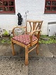 Dansk 
snedkermester 
armstol fra 
omkring 
1930’erne i 
massiv egetræ 
og sæde i 
møbelstof.
Den har ...
