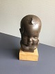 Sven Lindhart 
(1898-1989):
Keramik buste 
på træ plint.
Mat, brun 
glaseret 
keramik
Sign.: Sv. ...