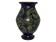 Kähler keramik, 
vase dekoreret 
med mørkeblå og 
grønne farver.
Vasen er 
produceret i 
starten ...