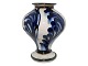 Kähler keramik, 
vase dekoreret 
med mørkeblå og 
hvide farver.
Vasen er 
produceret i 
starten af ...