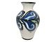 Kähler keramik, 
vase dekoreret 
med mørkeblå, 
sorte og hvide 
farver.
Vasen er 
produceret i 
...